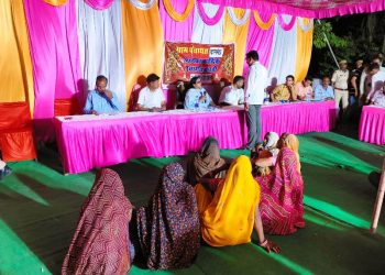 संभागीय आयुक्त ने रात्रि चौपाल में सुनी ग्रामीणों की परिवेदनाएं ग्राम पंचायत कलमण्डा में लोगों से सीधा संवाद कर समाधान के दिए निर्देश