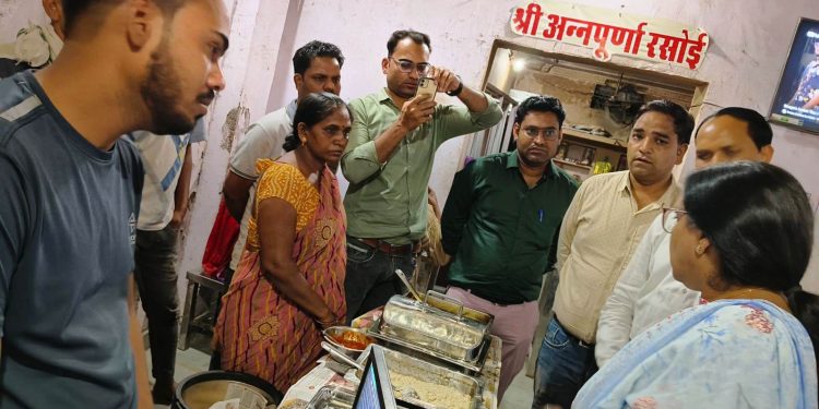 अन्नपूर्णा रसोई का संभागीय आयुक्त ने किया औचक निरीक्षण
