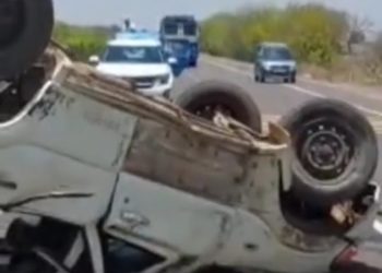 बाइक सामने आने से स्कार्पियो डिवाइडर  फांद कर पलटी: 2 की मौत 1 घायल, कोचिंग  संस्थान में बच्चों का एडमिशन कराने कोटा जा रहे थे