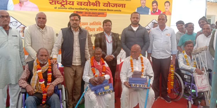 किशनगंज के मॉडल गांव में दिव्यांगजनों व बुर्जुगों के लिए सरकार की सौगात एपिड एवं राष्ट्रीय वयोश्री योजना के तहत जरूरतमंदों को मिला सहारा