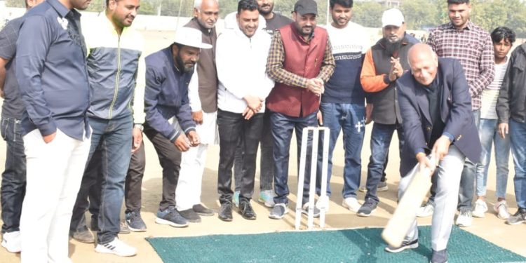 क्रिकेट प्रतियोगिता का उद्घाटन हुआ पहला मैच कोटा एस आर टी जीती हिंदुस्तान क्रिकेट क्लब द्वारा आयोजित ओपन लेदर बाल प्रतियोगिता का उद्घाटन समारोह