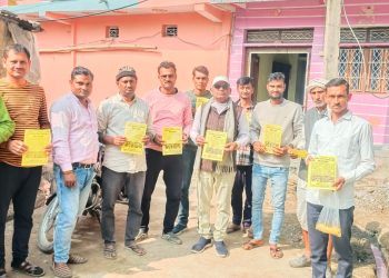 कर्म पथ पर बढ़ते,धाकड़ समाज के स्वयं सेवक,20 जनवरी बारां चलों के पत्रक से दे रहें समाज के लोगों को आमंत्रण।