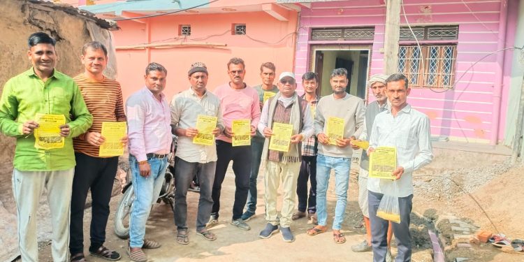 कर्म पथ पर बढ़ते,धाकड़ समाज के स्वयं सेवक,20 जनवरी बारां चलों के पत्रक से दे रहें समाज के लोगों को आमंत्रण।