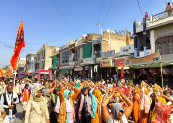 भव्य कलश शोभा यात्रा के साथ हुई कथा की शुरुआत