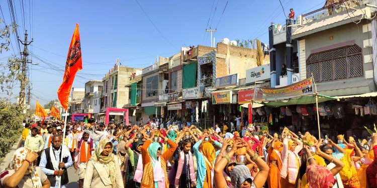 भव्य कलश शोभा यात्रा के साथ हुई कथा की शुरुआत