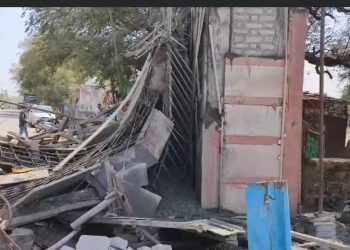 छबड़ा रेलवे स्टेशन पर हादसा, पांच घायल छबड़ा रेलवे स्टेशन पर गेट निर्माण के दौरान गिरी शटरिंग। निर्माण कार्य के दौरान शटरिंग गिरी