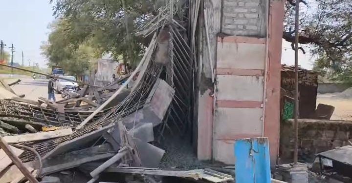 छबड़ा रेलवे स्टेशन पर हादसा, पांच घायल छबड़ा रेलवे स्टेशन पर गेट निर्माण के दौरान गिरी शटरिंग। निर्माण कार्य के दौरान शटरिंग गिरी