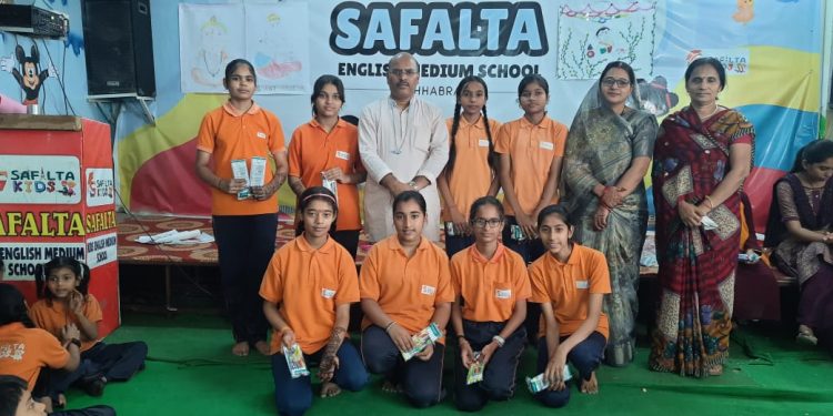 आज शनिवार को सफलता इंग्लिश मीडियम स्कूल में दिवाली