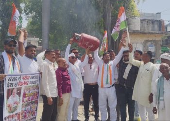 आज बढ़ती गैस के दामों को लेकर आजाद सर्किल पर कॉग्रेस कमेटी ने किया विरोध प्रदर्शन कर चेतावनी दी