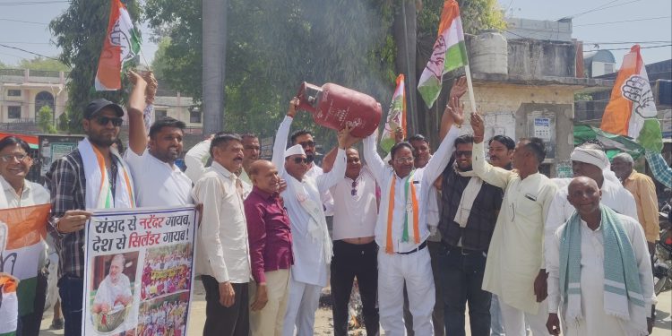 आज बढ़ती गैस के दामों को लेकर आजाद सर्किल पर कॉग्रेस कमेटी ने किया विरोध प्रदर्शन कर चेतावनी दी