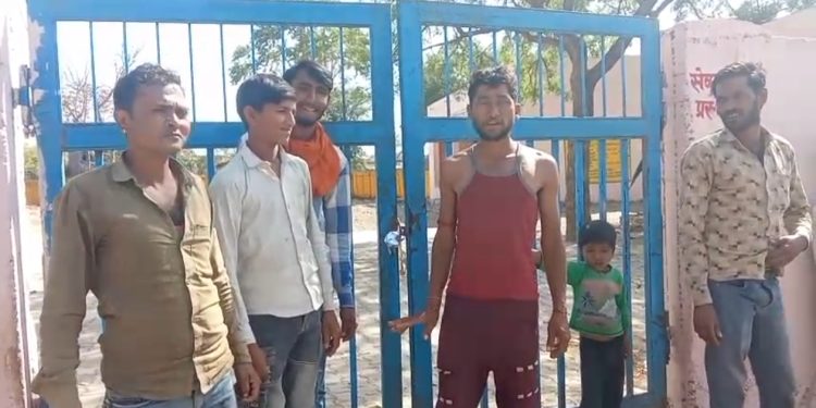 नीमखेड़ा गांव में शिक्षक-कर्मचारी नदारद, पूर्व विधायक करण सिंह राठौड़ ने उठाए सवाल, कार्रवाई नहीं हुई तो आंदोलन की चेतावनी