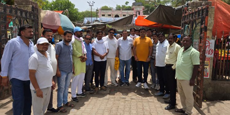 भीषण गर्मी में नगर पालिका ने बांटी ठंडी शिकंजी..