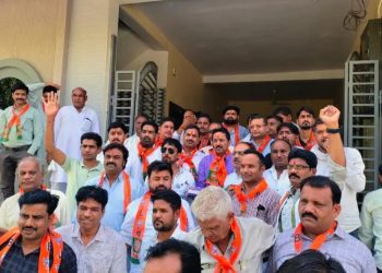 छबड़ा में रूझानों में बीजेपी को बढ़त मिलने पर जश्नः  कार्यकर्ताओं ने एक-दूसरे को मिठाई खिलाई, पटाखे चलाए