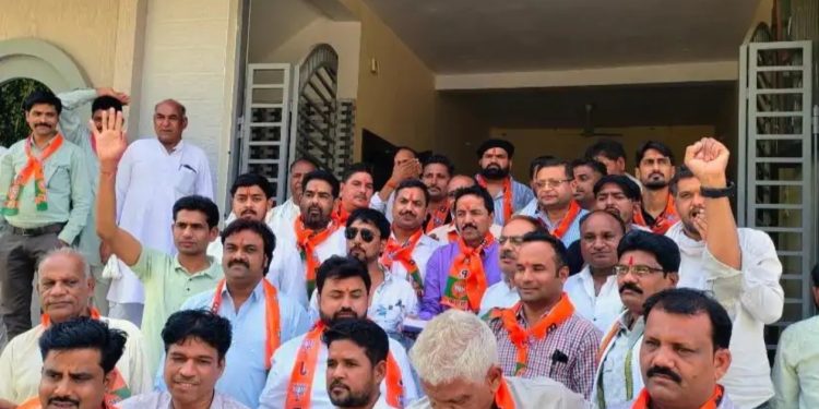 छबड़ा में रूझानों में बीजेपी को बढ़त मिलने पर जश्नः  कार्यकर्ताओं ने एक-दूसरे को मिठाई खिलाई, पटाखे चलाए